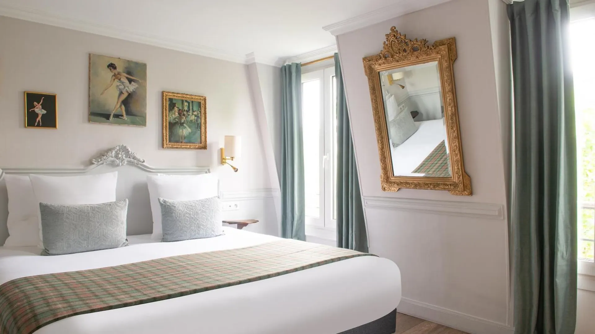 Hotel De La Porte Dorée 3*