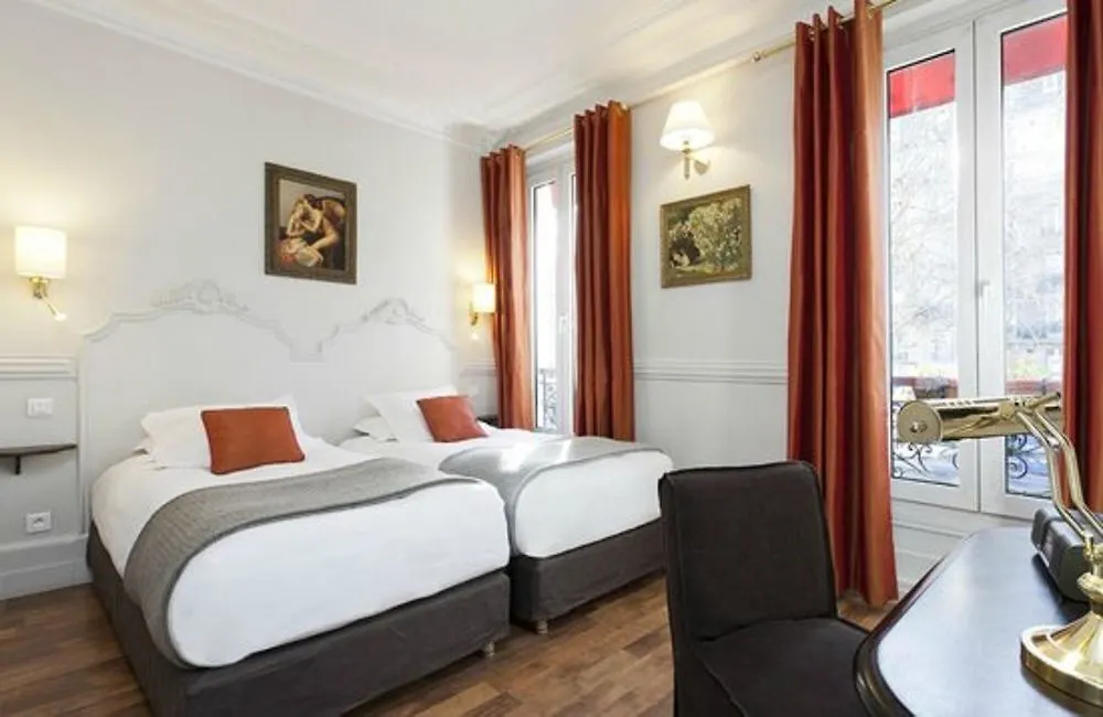 Hotel De La Porte Dorée 3*